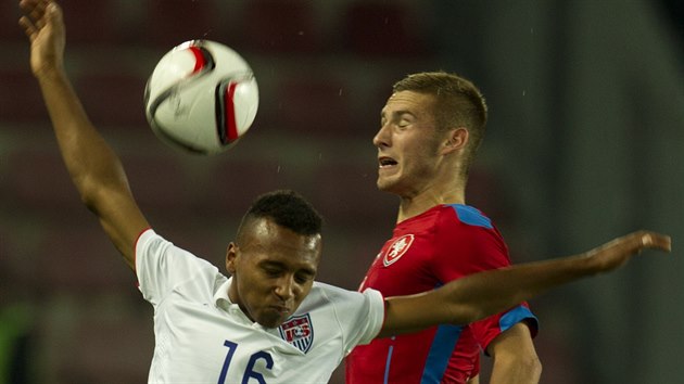 esk obrnce Pavel Kadebek (vpravo) v hlavikovm souboji s americkm zlonkem Julianem Greenem.