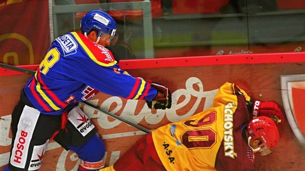 eskobudjovick hokejista Martin Semrd (vlevo) sr k ledu jihlavskho Tome achotskho.