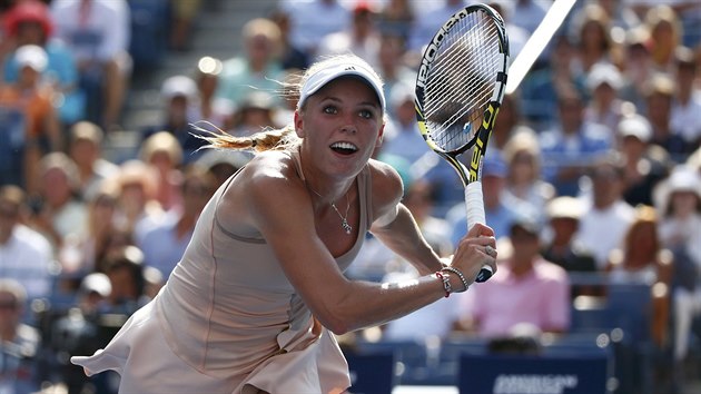 Caroline Wozniack sprintuje za mkem bhem semifinle US Open