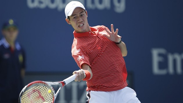 RETURN. Kei Niikori v semifinle US Open bojuje proti Novaku Djokoviovi.