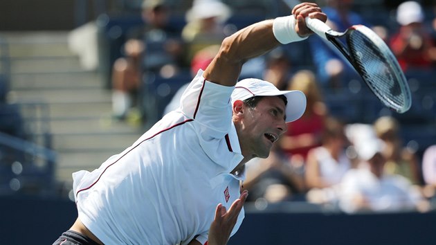 Novak Djokovi servruje v semifinle US Open.