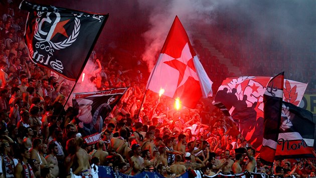 HOROUC PEKLO. Slvistit fanouci se bhem ptelskho utkn proti Hajduku Split prezentovali pyrotechnikou.