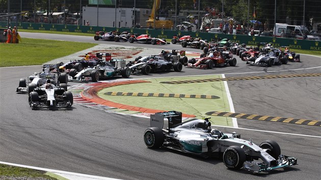 UJEDU VM. Nico Rosberg (na prvnm mst) krtce po startu Velk ceny Itlie