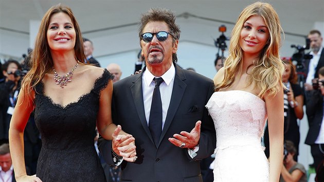 Al Pacino piel na promtn filmu Maglehorn. Pacino je za hlavn roli horkm kandidtem na cenu za nejlep hereck vkon. A bentt divci ho miluj i pro jeho italsk pvod. Na snmku s herekami Lucilou (vlevo) a Camilou Sola (30. srpna 2014)