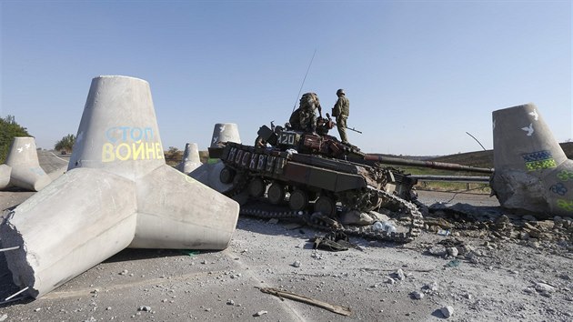 Ukrajint vojci prohlej ponien tank na kraji Mariupolu (6. z 2014).