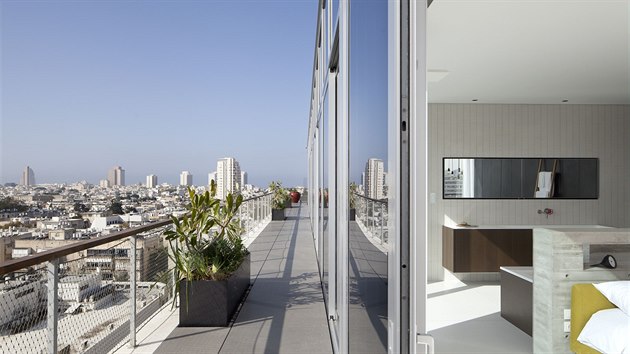 Kolem celho bytu je terasa v vhledem na Tel Aviv.