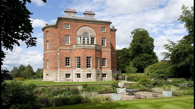 Barlaston Hall byl postaven v roce 1756 podle projektu architekta sira Roberta Taylora pro Thomase Millse. 