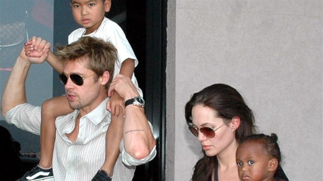 Brad Pitt, Angelina Jolie a jejich adoptovan dti Maddox a Zahara (Bombaj, 12. listopadu 2006)