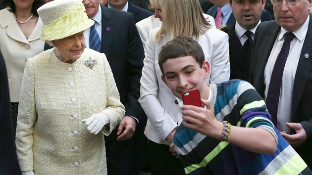 Britsk krlovna Albta II. piznala, e se j poizovn selfie fotek moc nelb (Belfast, 22. ervna 2014).