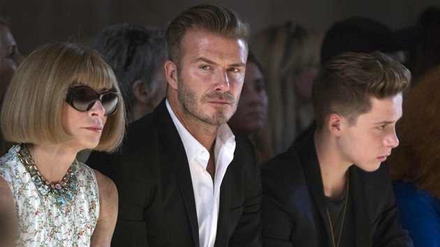 Anna Wintourov, David Beckham a jeho syn Brooklyn na pehldce Victorie Beckhamov (New York, 7. z 2014)