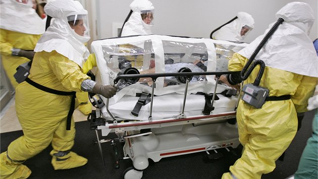 Jedenapadestilet Amerian nakaen ebolou byl z Librie dopraven do nemocnice v americk Nebrasce (5. 9. 2014).