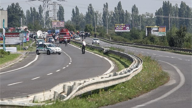 Pi nehod autobusu u Bratislavy zemel idi, dalch est cestujcch bojuje o ivot (5. 9. 2014).
