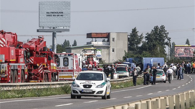 Pi nehod autobusu u Bratislavy zemel idi, dalch est cestujcch bojuje o ivot (5. 9. 2014).