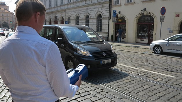 Dnsk odbornk Kaare Press-Kristensen m mnostv poltavho prachu na prask Mal Stran (8. 9. 2014).