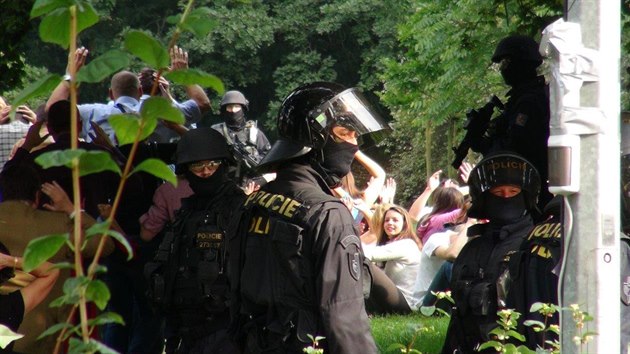 Policist z tvaru rychlho nasazen (URNA) nacviovali v Divadle Na Fidlovace osvobozovn rukojmch.
