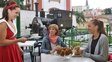 Stylová kavárna na bývalém nádraží v Litoměřicích láká na výjimečnou atmosféru. Stylová kavárna na bývalém nádraží v Litoměřicích láká na výjimečnou atmosféru.
