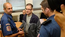 Eskorta přivedla k soudu jednoho z bývalých ředitelů dotačního úřadu... Eskorta přivedla k soudu jednoho z bývalých ředitelů dotačního úřadu...