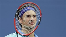 výcarský tenista Roger Federer skrývá hlavu za výplet rakety v semifinále US...