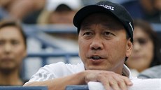 Michael Chang kouuje japonského tenistu Keie Niikoriho ve finále US Open.