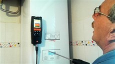Servisní technici se vybavili měřicím přístrojem na měření CO. Servisní technici se vybavili měřicím přístrojem na měření CO.
