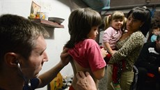 Léka Alexej vyetuje dívku v krytu v ásti Doncku Petrovskij (1. záí 2014)