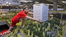 Model Ještědu v Království železnic zakrývala v létě 2014 papírová krabice. Model Ještědu v Království železnic zakrývala v létě 2014 papírová krabice.