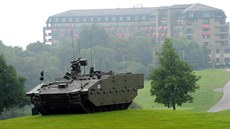 Britská obrněná technika na golfovém hřišti před dějištěm summitu NATO v Celtic... Britská obrněná technika na golfovém hřišti před dějištěm summitu NATO v Celtic...