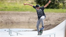 Skateboardisté u testují svj nový prostor v parku ve tyech Dvorech v...