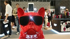 Nejsme si jisti, čím je tento hrající pes více. Zda jen špatně hrající dokovací... Nejsme si jisti, čím je tento hrající pes více. Zda jen špatně hrající dokovací...