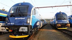 eské dráhy ukázaly vechny své dosud pevzaté soupravy Railjet vedle sebe (7....