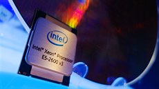 Nový serverový procesor Intel Xeon E5-2600 v3 ped kemíkovým waferem, ze kterého je ezán.