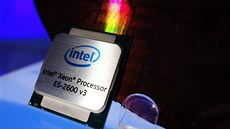 Nový serverový procesor Intel Xeon E5-2600 v3 před křemíkovým wafferem, ze... Nový serverový procesor Intel Xeon E5-2600 v3 před křemíkovým wafferem, ze...