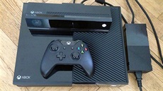 Xbox One s pohybovým a hlasovým ovládáním Kinect a ovladačem Xbox One s pohybovým a hlasovým ovládáním Kinect a ovladačem