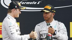 NA ÚSPĚCH. Lewis Hamilton (vpravo) a Nico Rosberg na stupních vítězů po Velké NA ÚSPĚCH. Lewis Hamilton (vpravo) a Nico Rosberg na stupních vítězů po Velké
