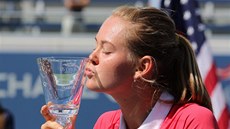 VÍTĚZNÝ POLIBEK. Marie Bouzková s trofejí pro vítězku juniorky na US Open. VÍTĚZNÝ POLIBEK. Marie Bouzková s trofejí pro vítězku juniorky na US Open.