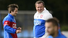 ÚSMĚVY. Trenér Pavel Vrba a Tomáš Rosický na tréninku české fotbalové ÚSMĚVY. Trenér Pavel Vrba a Tomáš Rosický na tréninku české fotbalové