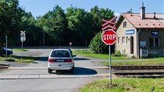 Díky světelné signalizaci a závorám se železniční přejezd v Hrachovci stane... Díky světelné signalizaci a závorám se železniční přejezd v Hrachovci stane...