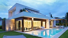 Dům plný denního světla, kde sprcha teče rovnou ze střechy do bazénu Dům plný denního světla, kde sprcha teče rovnou ze střechy do bazénu