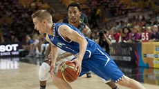 Finský basketbalista Mikko Koivisto uniká kolem americké superstar Derricka...