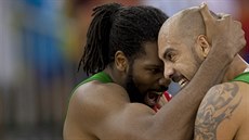 Braziltí basketbalisté Nené (vlevo) a Marquinhos slaví bhem utkání se Srbskem.