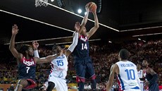 Americký basketbalista Anthony Davis (u míe) nad hlavami reprezentant...