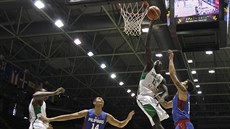 Senegalský basketbalista Mouhammad Faye (v bílém) zakonuje na ko Filipín,...