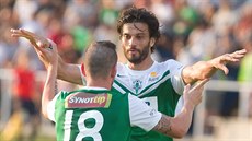 Jablonečtí fotbalisté Pavel Moulis (vlevo) a Daniel Rossi slaví gól. Jablonečtí fotbalisté Pavel Moulis (vlevo) a Daniel Rossi slaví gól.