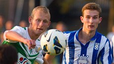 Momentka z duelu Dobrovice - Jablonec. Jiří Váňa (vlevo) z Jabonce svádí souboj... Momentka z duelu Dobrovice - Jablonec. Jiří Váňa (vlevo) z Jabonce svádí souboj...