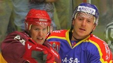 Českobudějovický hokejista Petr Punčochář (vpravo) v souboji s jihlavským... Českobudějovický hokejista Petr Punčochář (vpravo) v souboji s jihlavským...