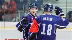 Ondřej Vitásek (čelem) slaví gól proti Košicím, gratuluje mu Martin Bartek. Ondřej Vitásek (čelem) slaví gól proti Košicím, gratuluje mu Martin Bartek.