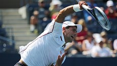 Novak Djokovi servíruje v semifinále US Open.