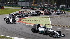 UJEDU VÁM. Nico Rosberg (na prvním míst) krátce po startu Velké ceny Itálie