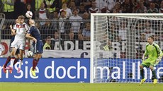 Německý fotbalista Thomas Müller (v bílém) posílá hlavou míč do sítě Skotska v... Německý fotbalista Thomas Müller (v bílém) posílá hlavou míč do sítě Skotska v...
