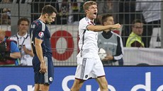 Thomas Müller (vpravo) slaví trefu proti Skotsku.